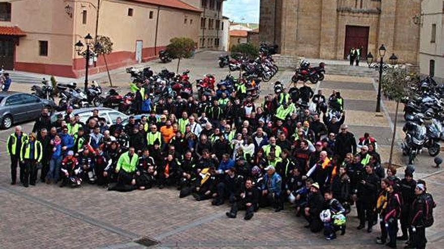 Fotografía de familia del motoclub Ruedas Charras junto a la iglesia de Santa María.