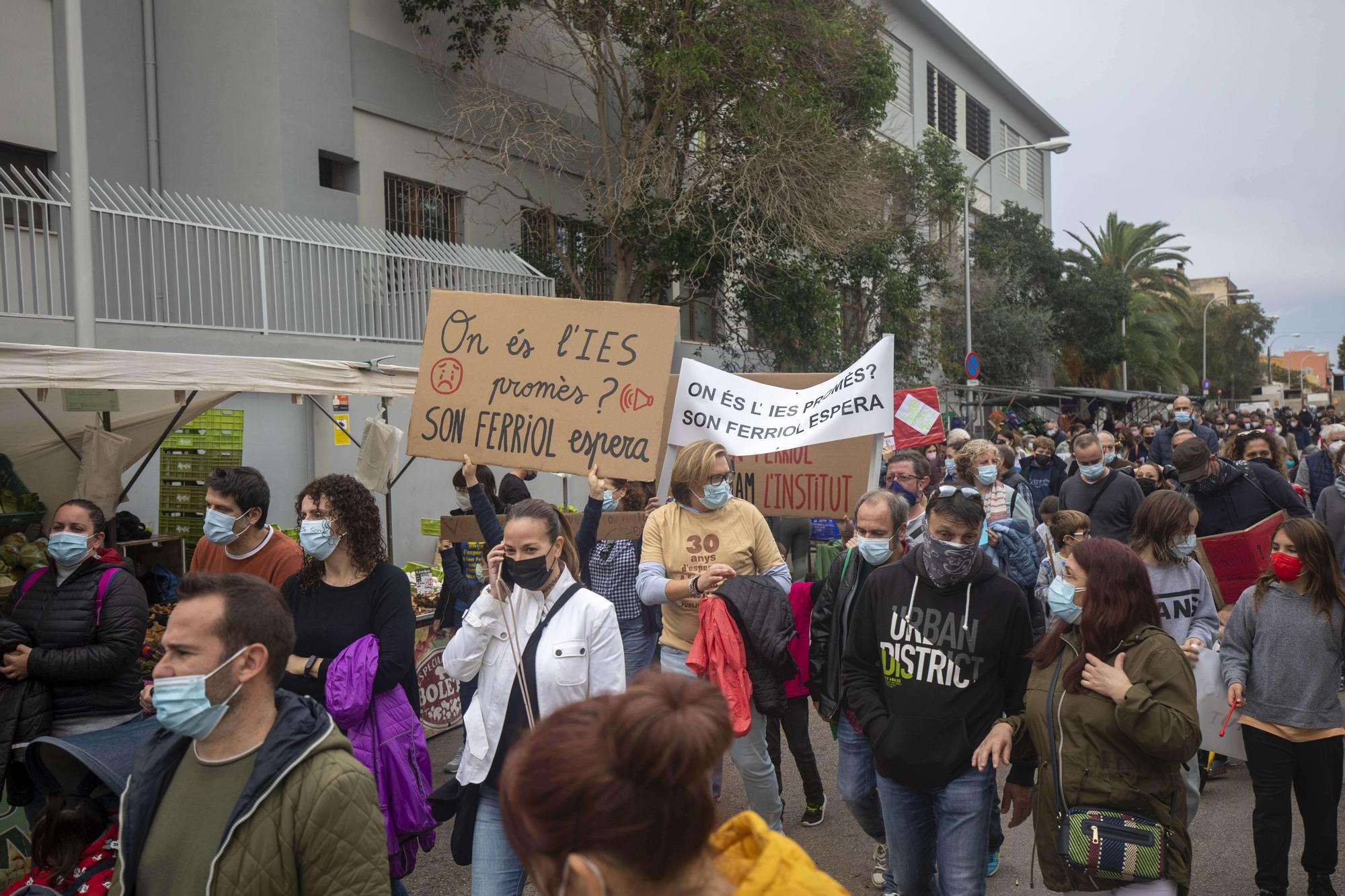 Más de 200 personas se manifiestan para exigir un instituto en Son Ferriol