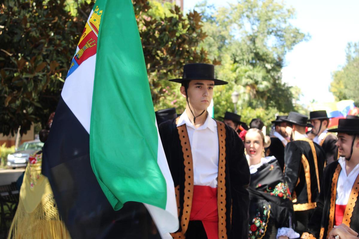 FOTOGALERÍA | El mundo baila en Badajoz: el Festival Folklórico se echa a las calles en un desfile internacional