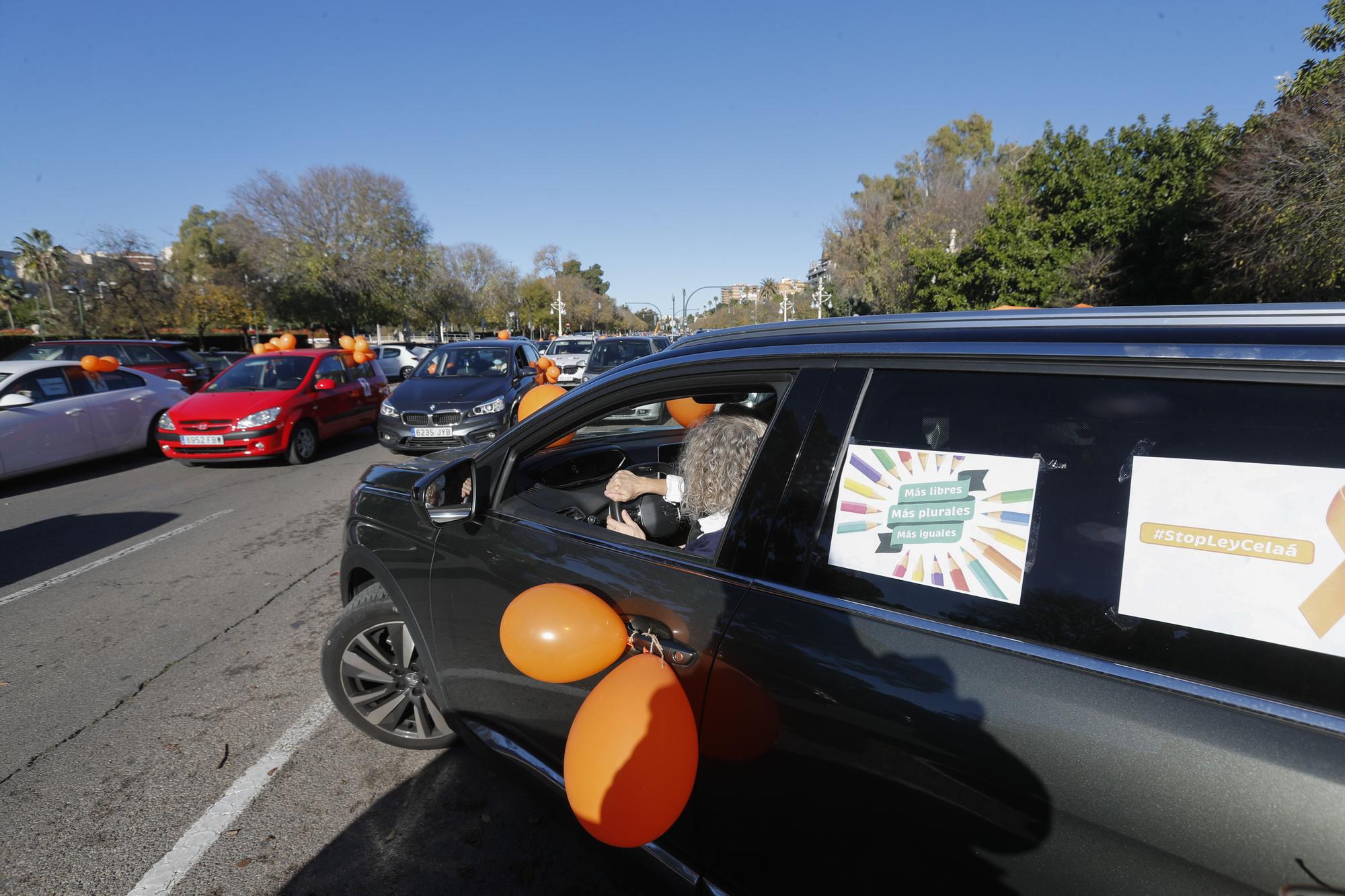 Caravana de vehículos en protesta por el Ley Celaá en València