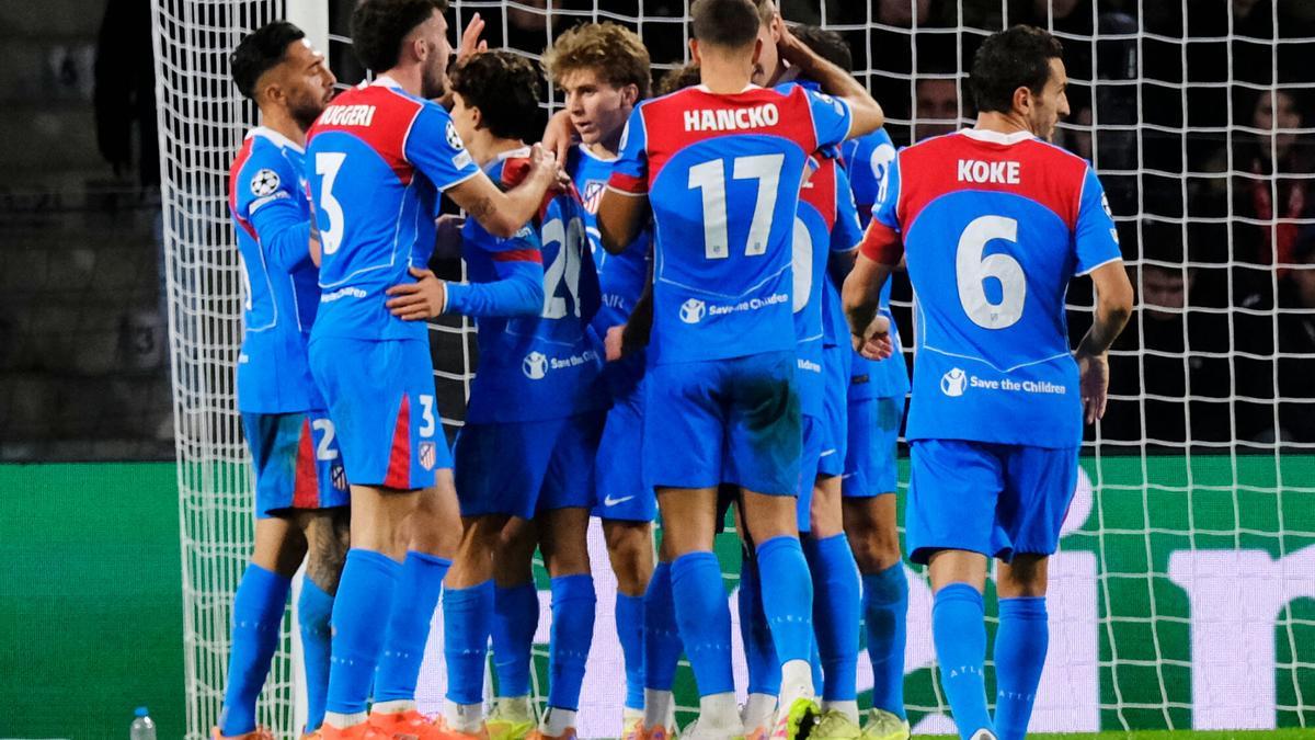 Los jugadores del Atlético celebran el tanto de Sorloth ante el PSV.