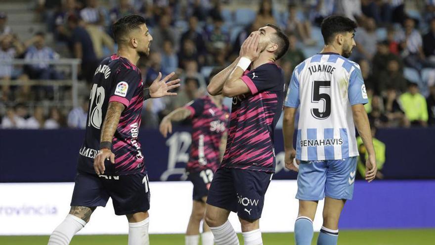 Resumen, goles y highlights del Málaga 1 - 1 Sporting de la jornada 15 de LaLiga Smartbank