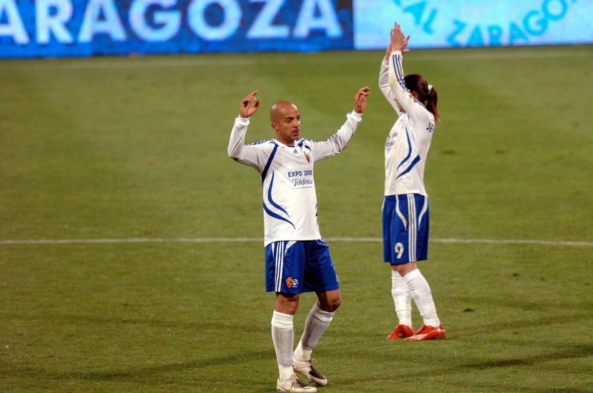 Luccin aplaude a La Romareda en un partido con el Real Zaragoza