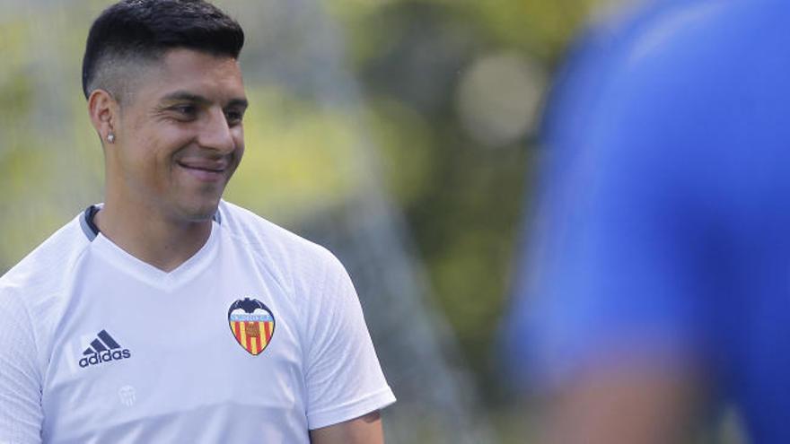 Enzo Pérez en un entrenamiento con el Valencia CF.