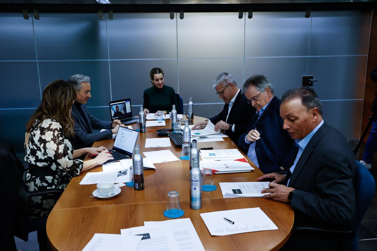 El jurado deliberando durante la elección de los finalistas de los X Premios Talento Joven.