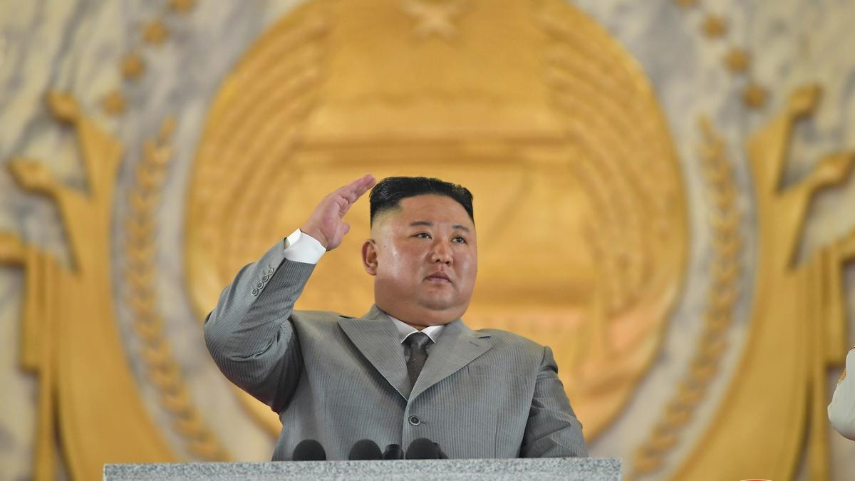 Kim Jong-un presidió el desfile.