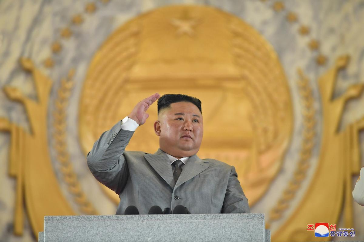 Kim Jong-un preside un desfile civil en un importante aniversario
