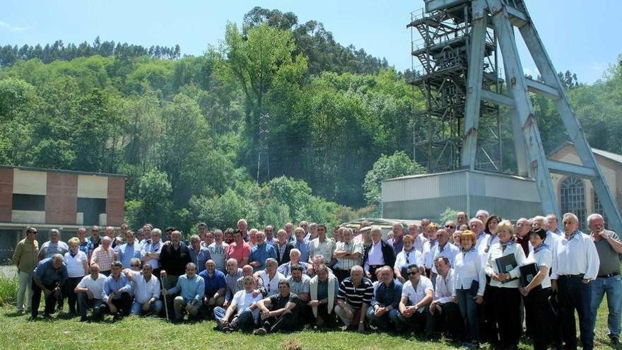 Los asistentes al encuentro de antiguos trabajadores de la mina en 2015.