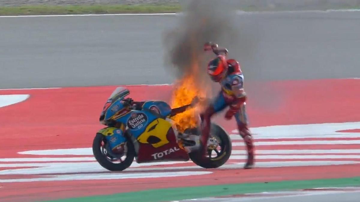 Augusto Fernández ha reaccionado a tiempo al ver la moto en llamas.