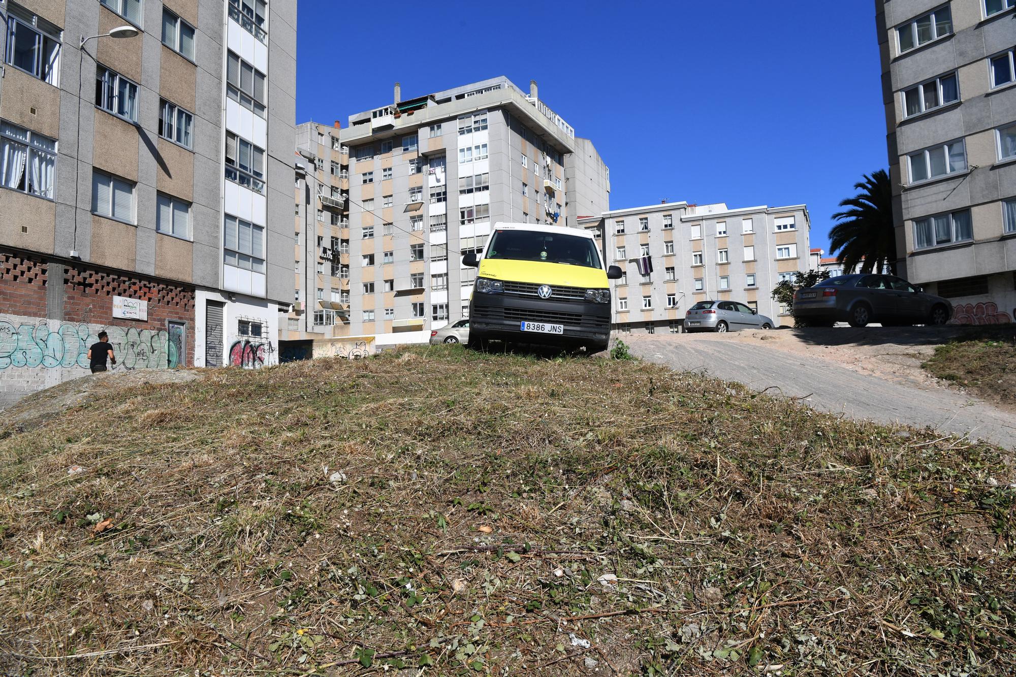 Concentración de vecinos por el abandono de un solar en la calle José María Hernansáez