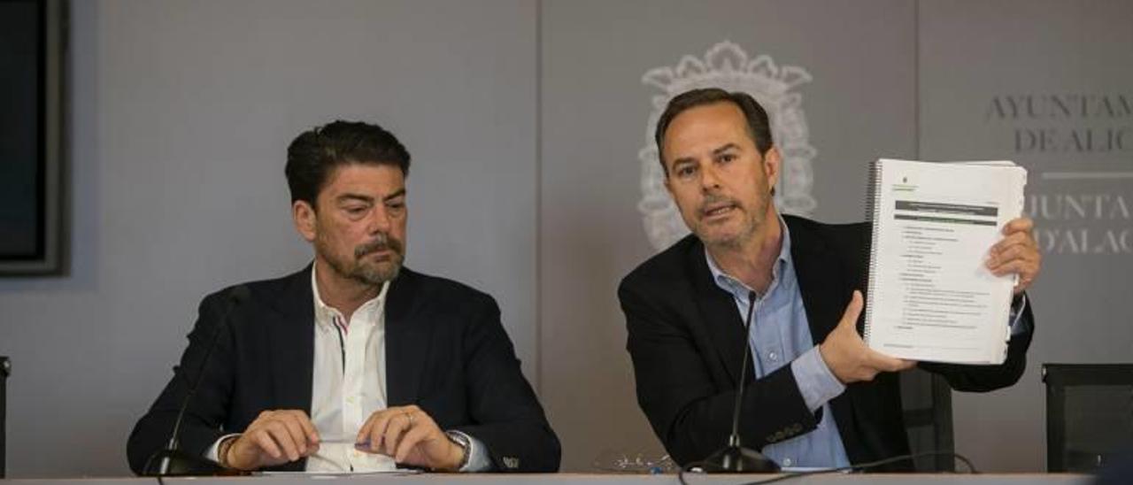 Los populares Luis Barcala y Carlos Castillo, en una rueda de prensa sobre Ikea en abril de 2017.