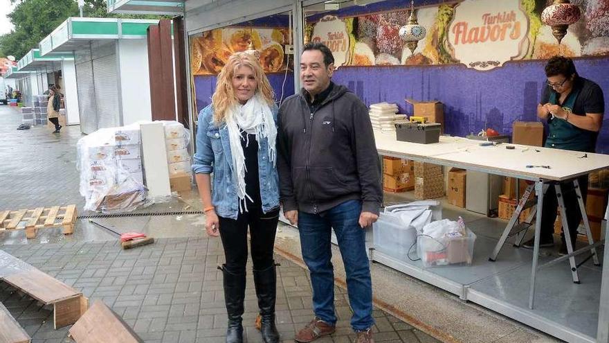 Tatyana Fornes y el presidente de Apainf, Rafael Aldehuela ayer en Pontevedra. // Rafa Vázquez