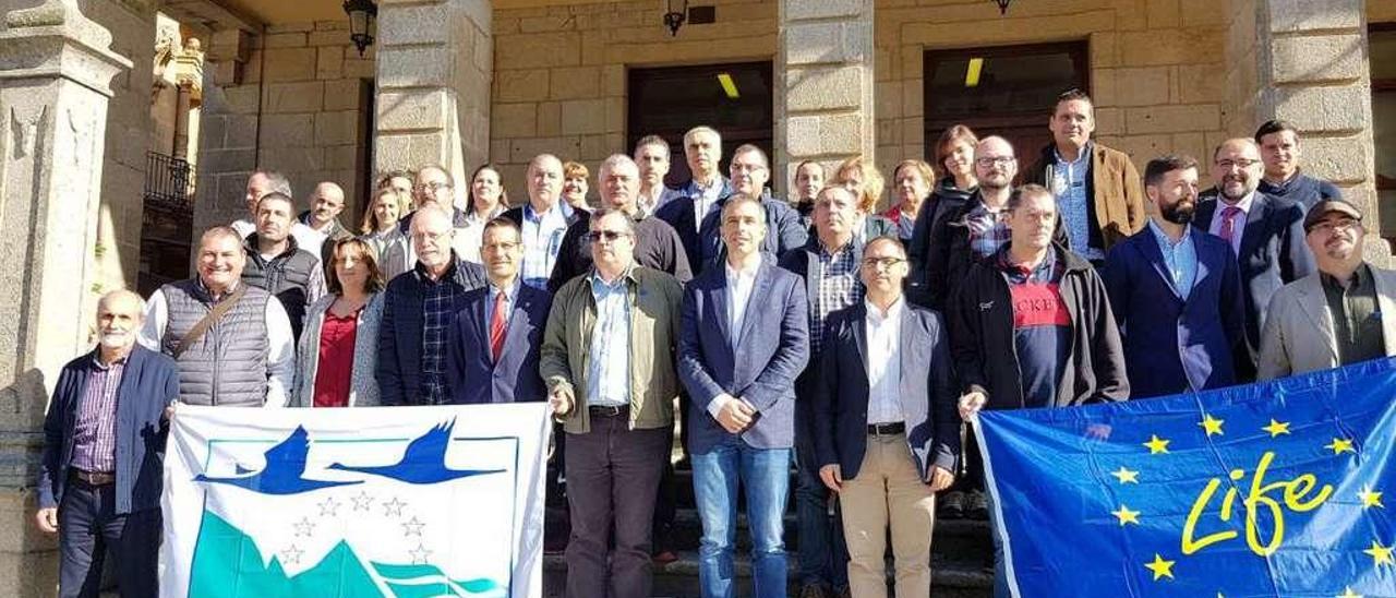 Foto de grupo de los participantes en la presentación del plan, ayer, en Ribadeo.