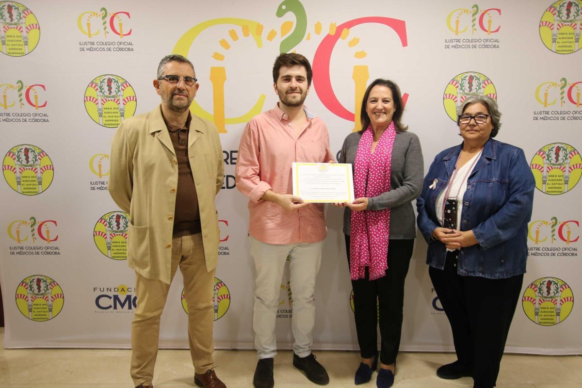 Juan de Luque, segundo por la izquierda, recogiendo el premio al mejor Trabajo Fin de Grado, que le concedió el Colegio de Médicos en 2022.