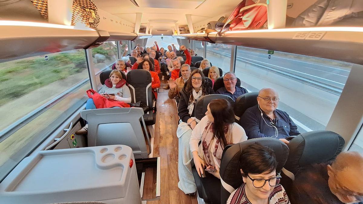 Autobuses con afiliados y simpatizantes de la agrupación socialista de l'Horta Sud, camino de Madrid.