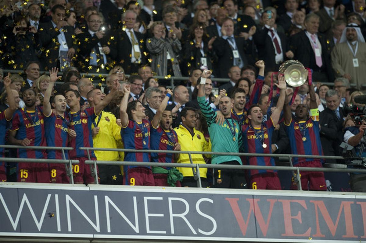 El equipo celebra en la tribuna de Wembley la entrega de la cuarta Copa de Europa, un título que consagra a los azulgranas como uno de los mejores equipos de todos los tiempos.