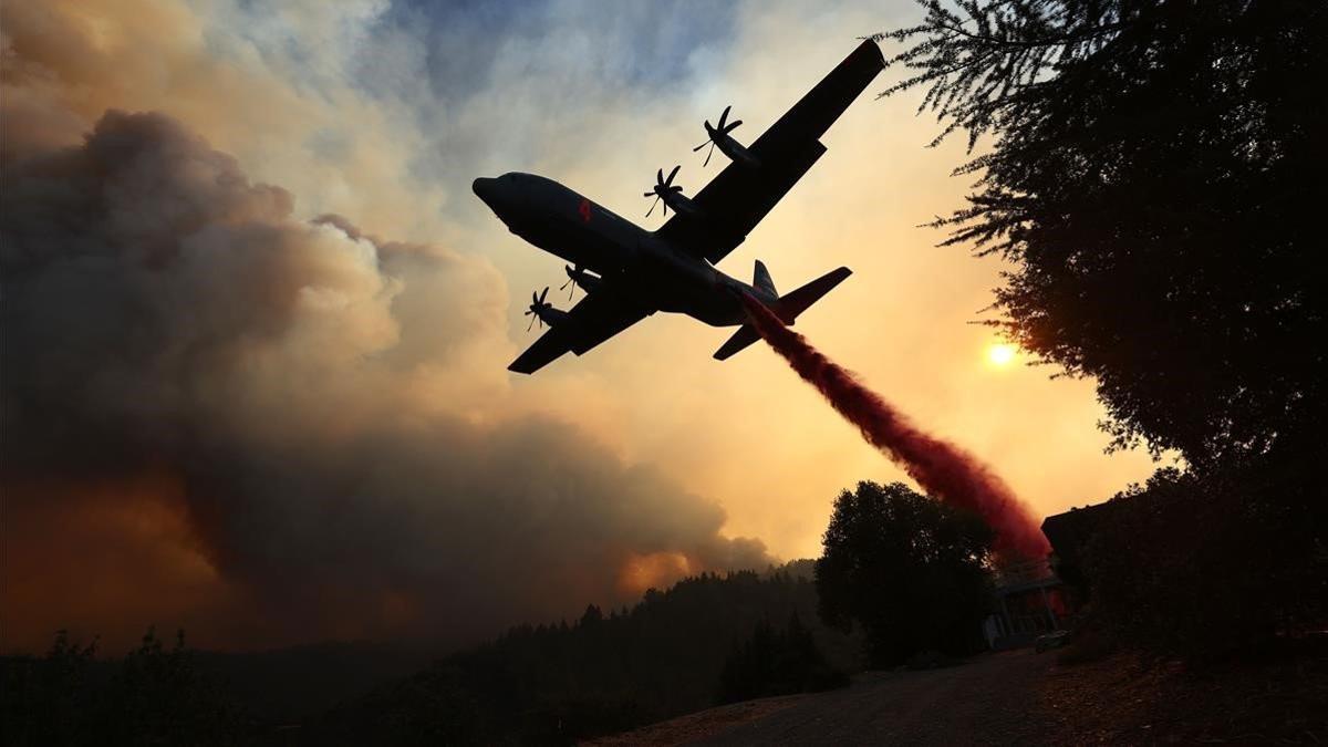 zentauroepp54574451 healdsburg  california   august 20  a firefighting aircraft 200823114649