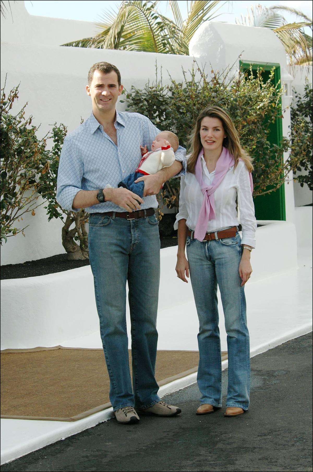 El príncipe Felipe y doña Letizia Ortiz posan con su hija, la princesa Leonor, en La Mareta a finales de 2005