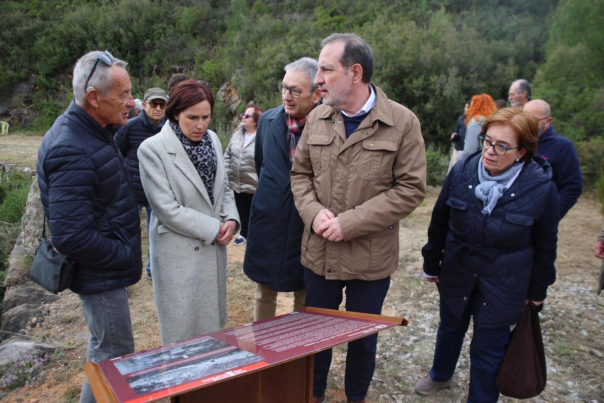 El plafó informatiu amb el conseller Ramon Espadaler, segon per la dreta i altres assistents.
