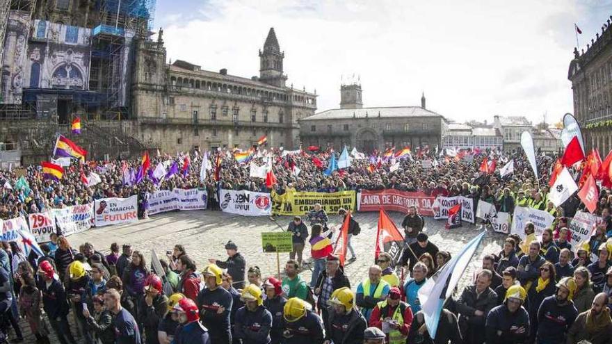Los participantes en las Marchas por la Dignidad, ayer, en Santiago. óscar corral
