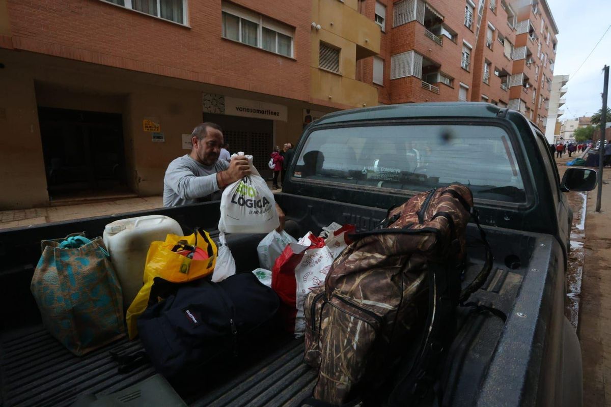 Antonio, cargando sus enseres en el remolque para salir de Chiva con su familia.