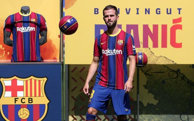 Presentación oficial de Miralem Pjanic como jugador del FC Barcelona en el Camp Nou.