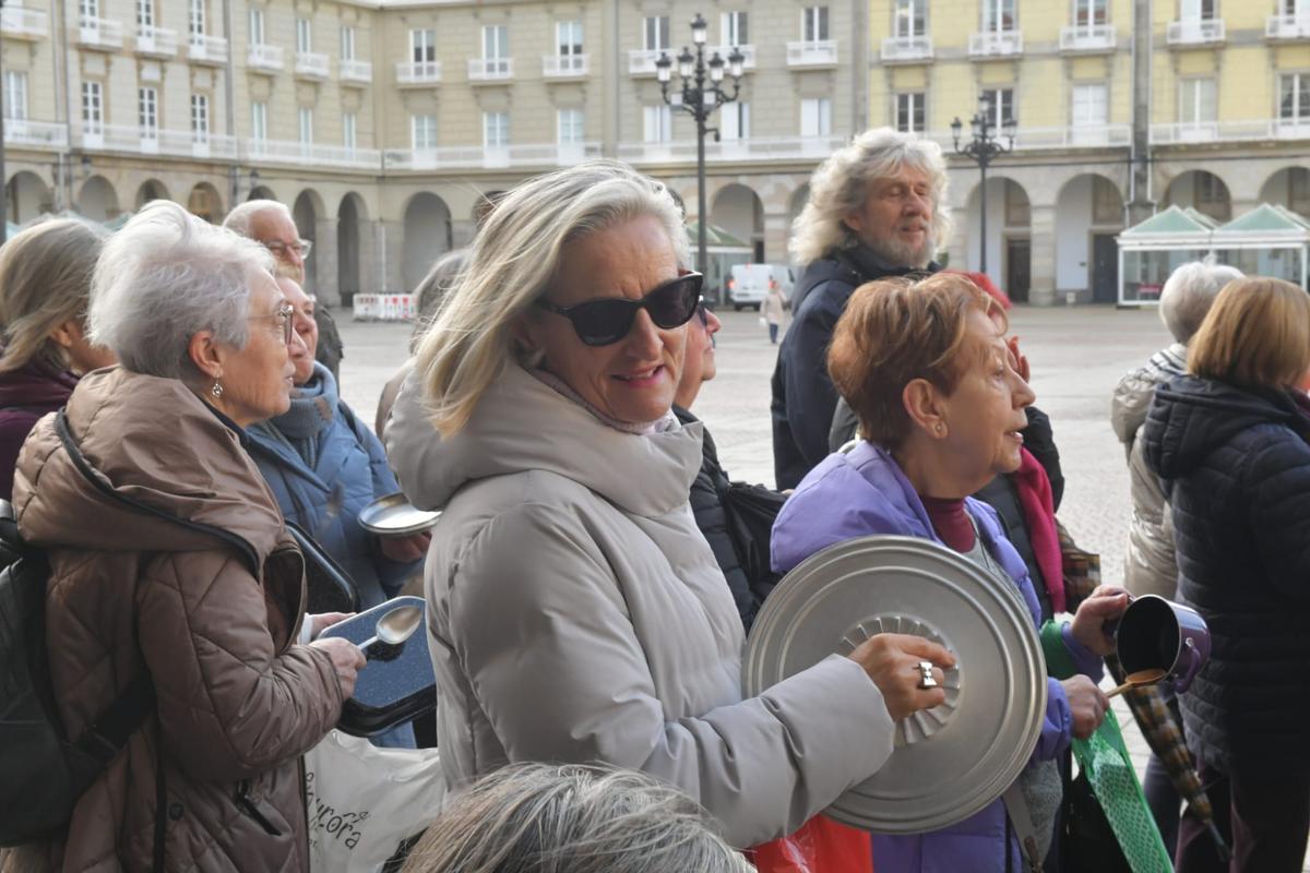 Cacerolada en María Pita de trabajadores y usuarios de los talleres de programa Lecer en el Ágora y el Fórum