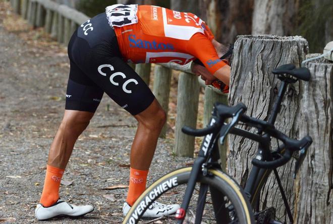 Patrick Bevin, el líder de la carrera, el ciclista de Nueva Zelanda, Team CCC, se recupera luego de perder la victoria durante la cuarta etapa de la carrera ciclista Tour Down Under en Adelaide.