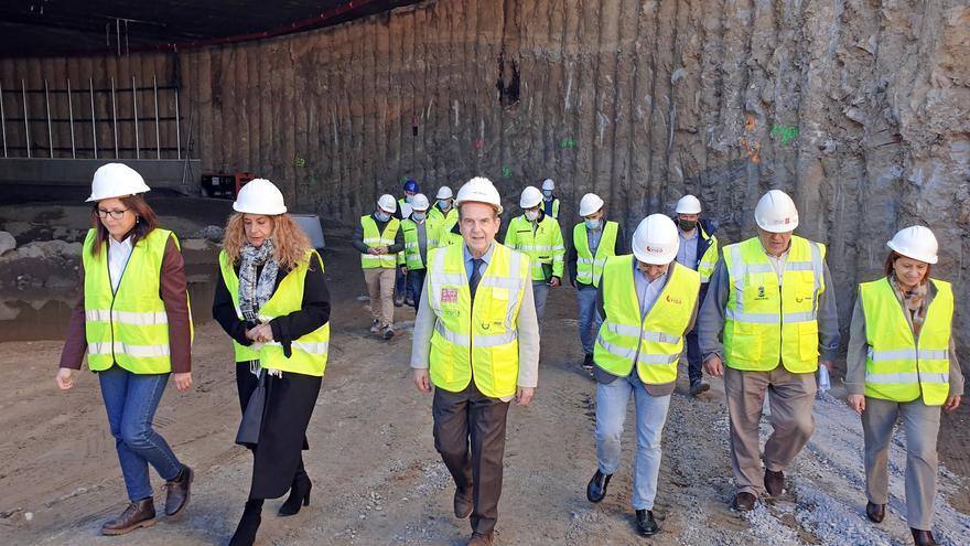 Abel Caballero inspecciona los avances en el túnel de Vialia hacia la AP-9