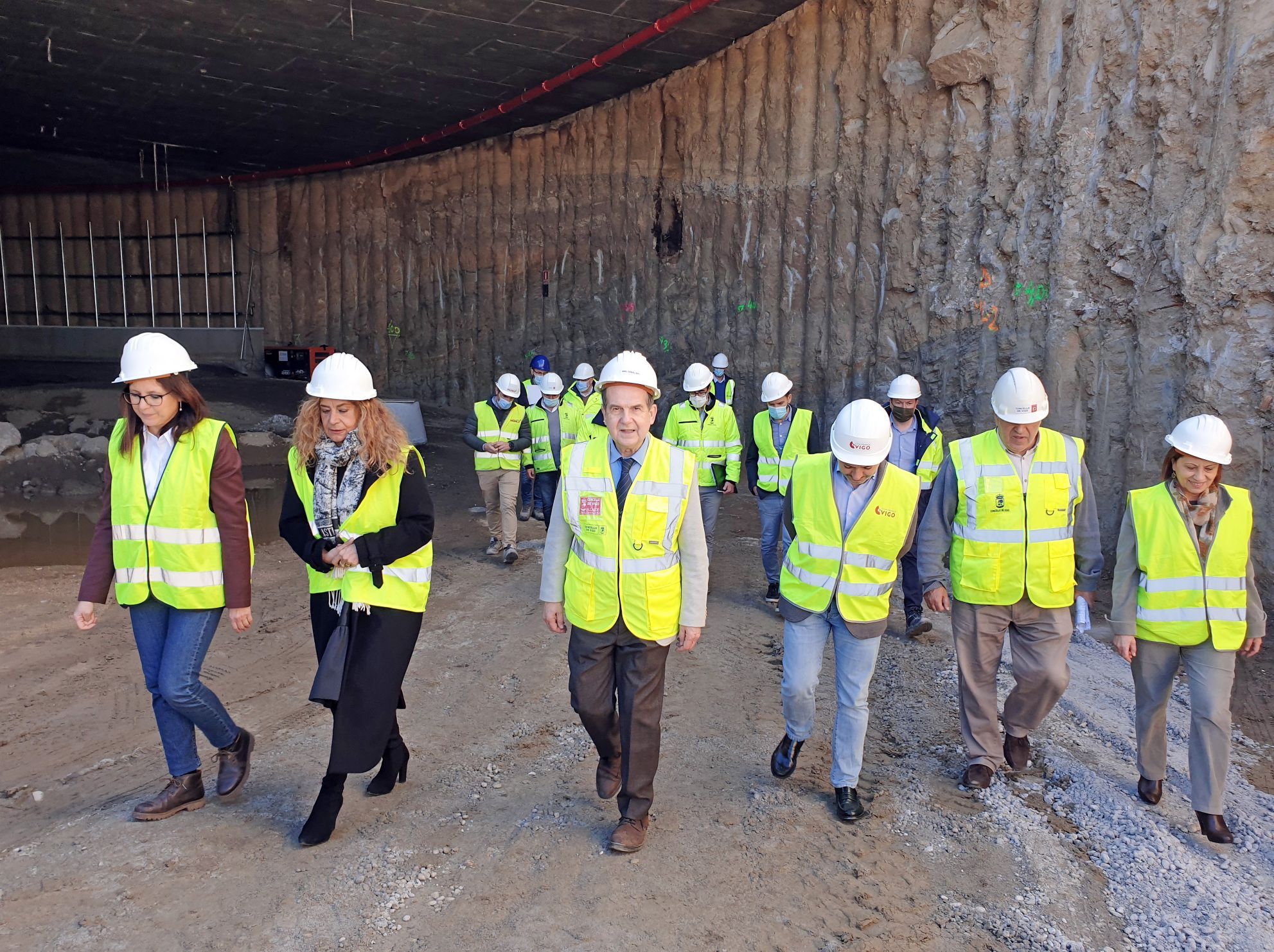 Abel Caballero inspecciona los avances en el túnel de Vialia hacia la AP-9