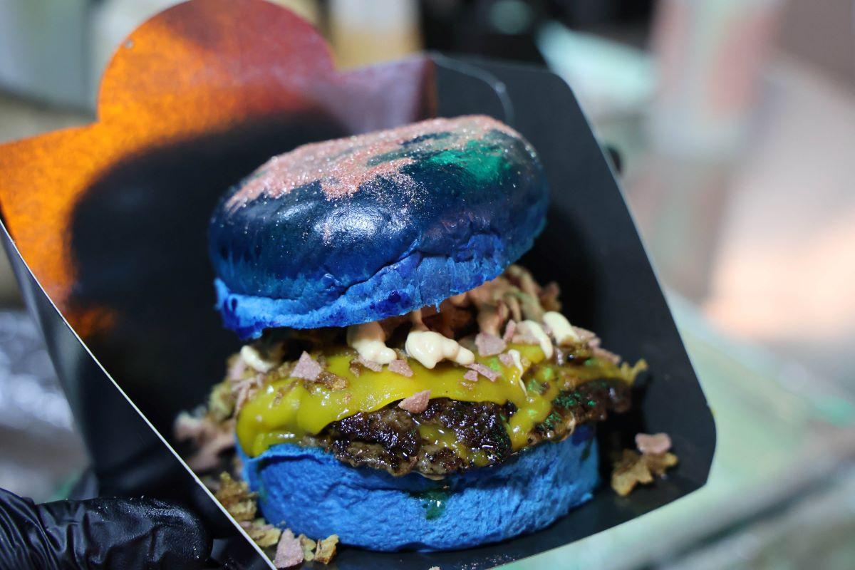 Hamburguesa 'La Celest', con pan azul y decorada con polvo de oro rosa y diamante.