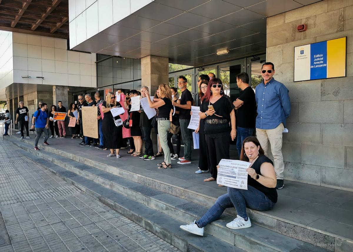 Concentración de funcionarios de Justicia en el Palacio de Justicia de Arrecife.
