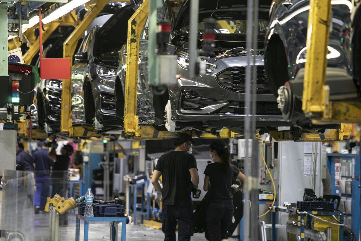 Trabajadores dentro de la planta de producción de Ford Almussafes.