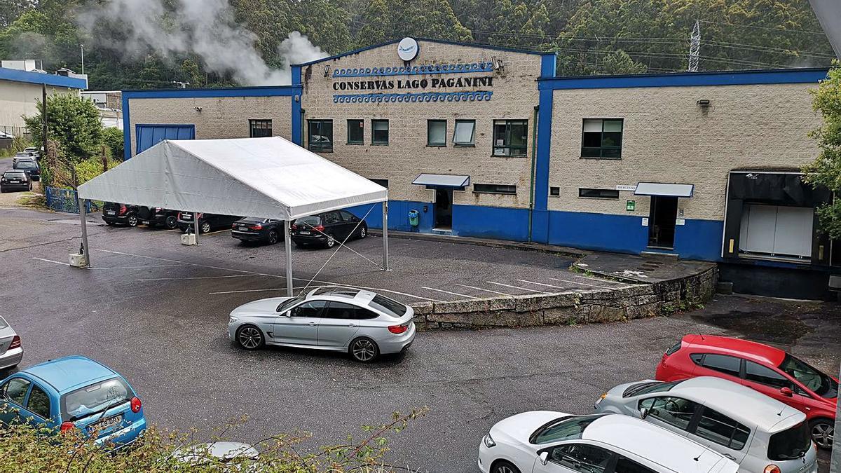 La conservera Lago Paganini, ayer, de nuevo con actividad y una carpa para el bocadillo de la plantilla. |   // S.Á.