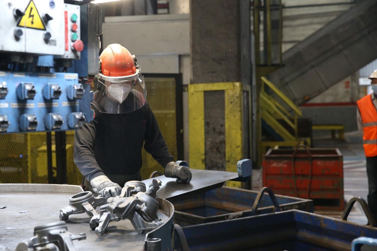 Archivo - Trabajador del sector industrial