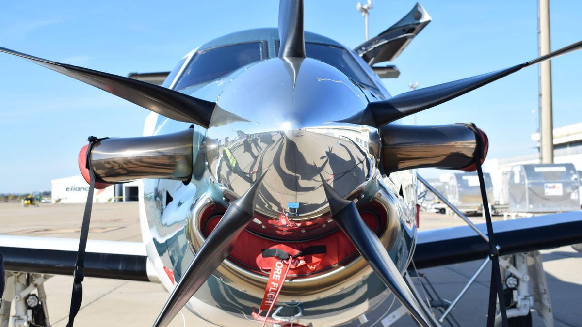 Modelo PC-12 de la compañía Pilatus Aircraft en la pista del aeropuerto de Sevilla.