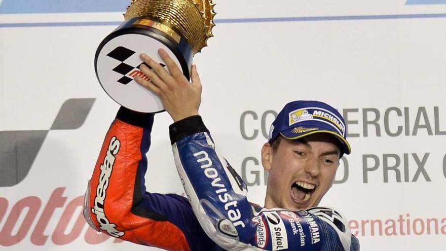 Lorenzo levanta el trofeo de ganador en el podio de Losail.