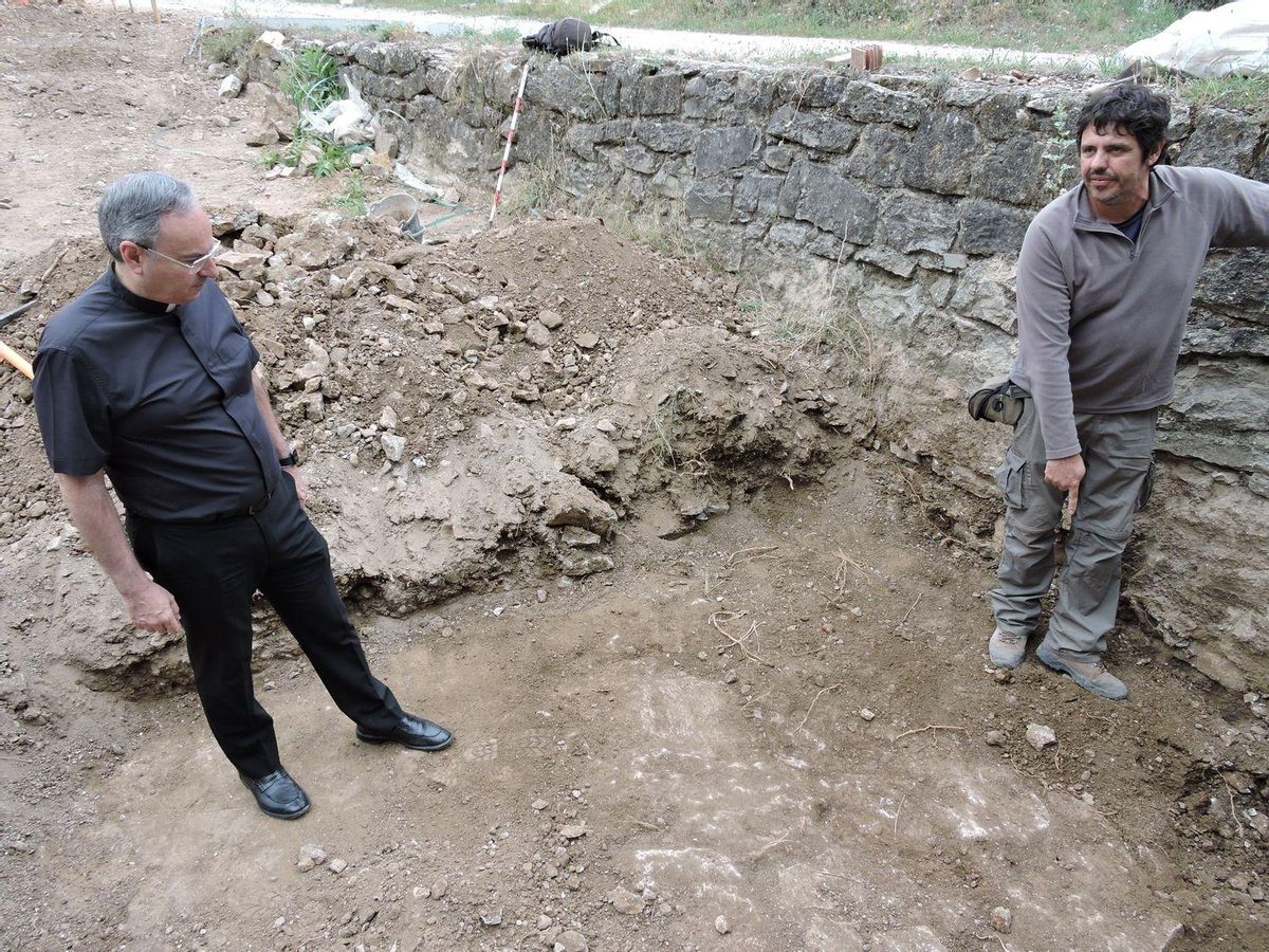 El vicario general de la fiócesis de Segorbe-Castellón, Javier Aparici, observa una parte de los nuevos hallazgos en el santuario de Sant Joan de Penyagolosa.