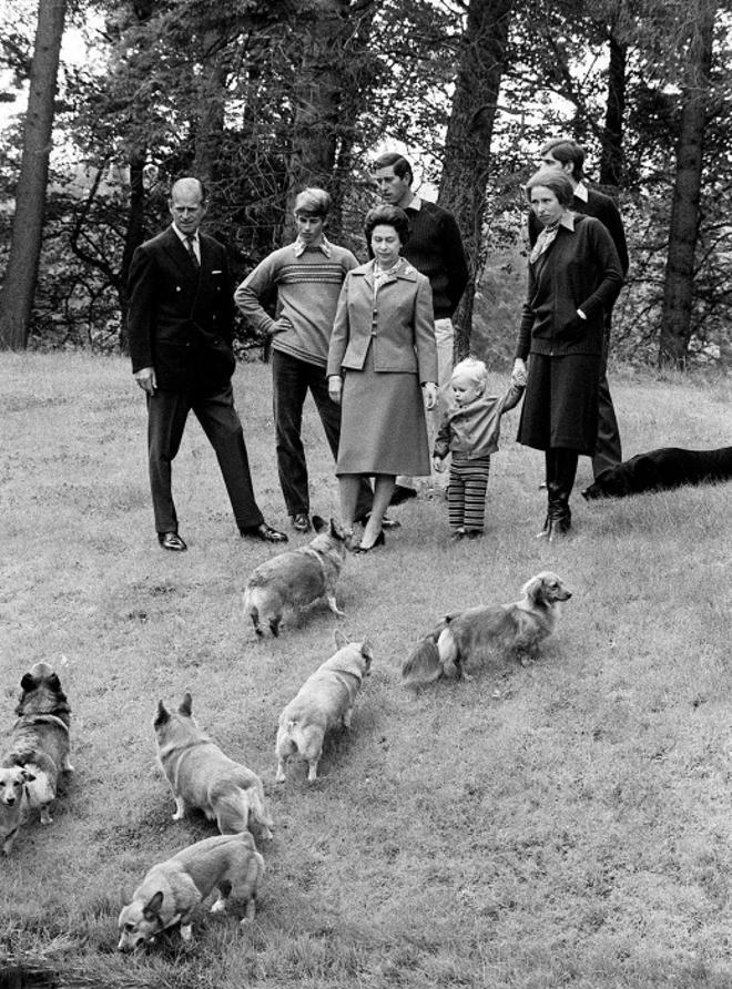 La reina Isabel II y su familia pasean junto a sus perros corgis en Balmoral en 1979