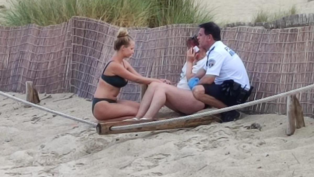 La esposa del turista alemán fallecido por un rayo en Cala Mesquida recibe asistencia