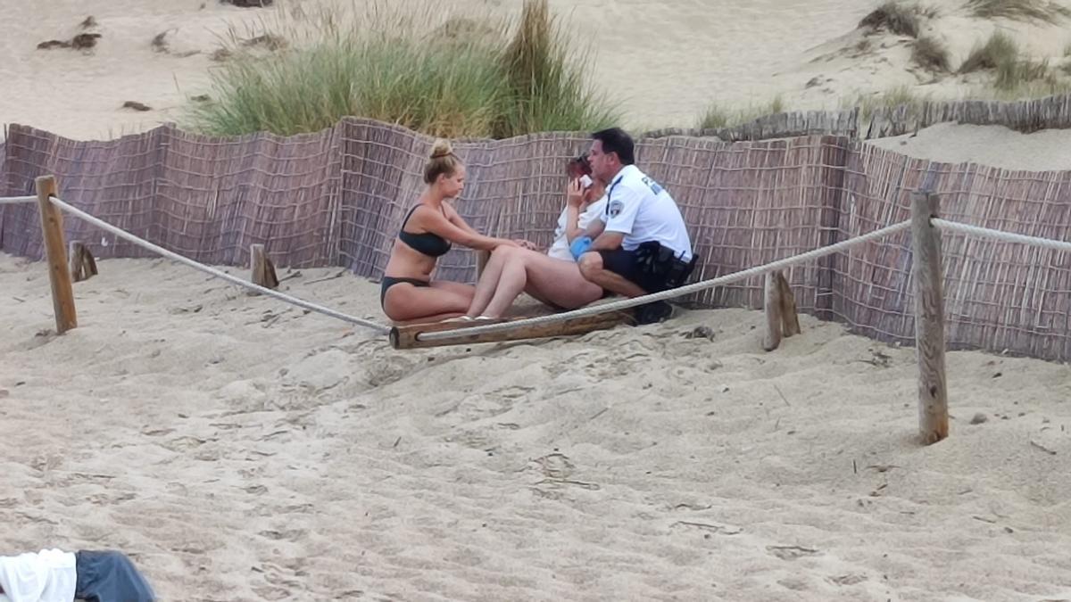 La esposa del turista alemán fallecido por un rayo en Cala Mesquida recibe asistencia