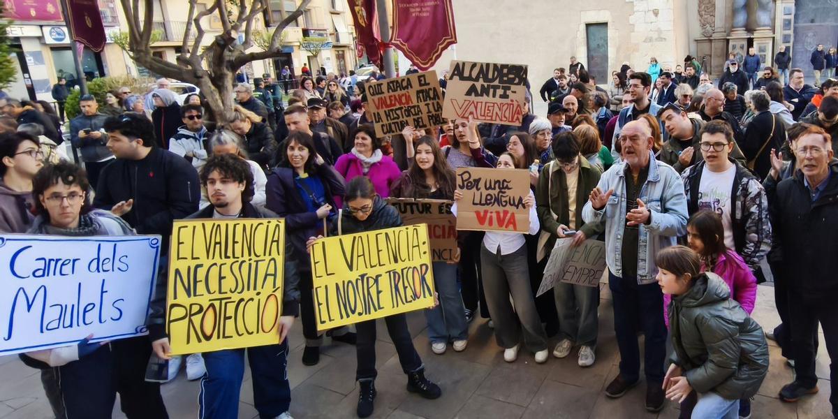 Numerosas personas participaron en las protestas coiudadanas contra la modificación del reglamento lingüístico aprobada por el pleno del Ayuntamiento.