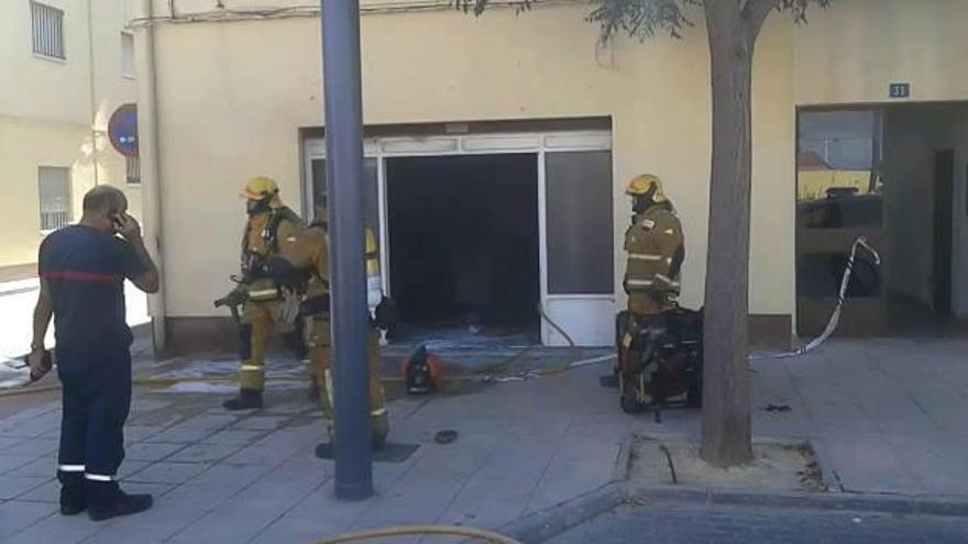 Los bomberos sofocan  un incendio en un local municipal de Rojales