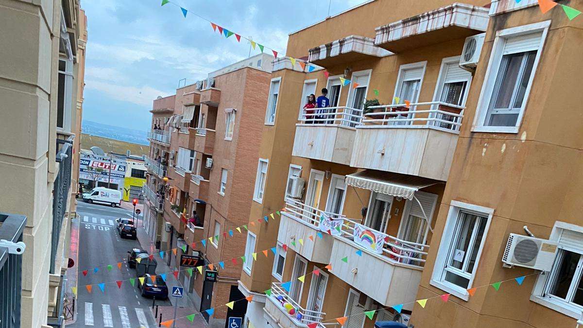 La calle de Crevillent decorada con las originales banderas