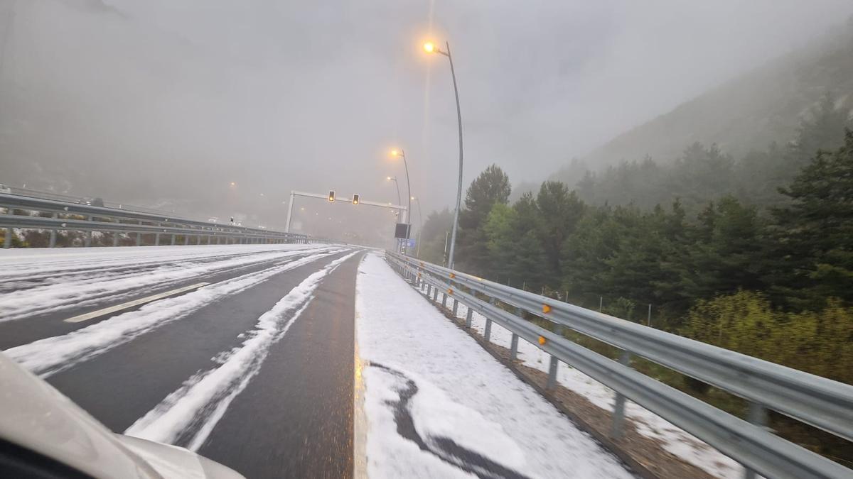El Monrepós, nevado en este 10 de mayo.