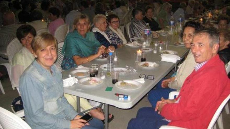 La cena se llevó a cabo en la plaza de Can Bril.