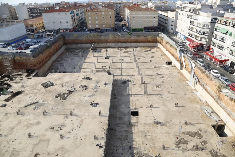 El Ayuntamiento tiene abierto un expediente de peligrosidad para exigir la reposición de la valla perimetral de la obra del centro comercial abandonado de Torrevieja desde 2012