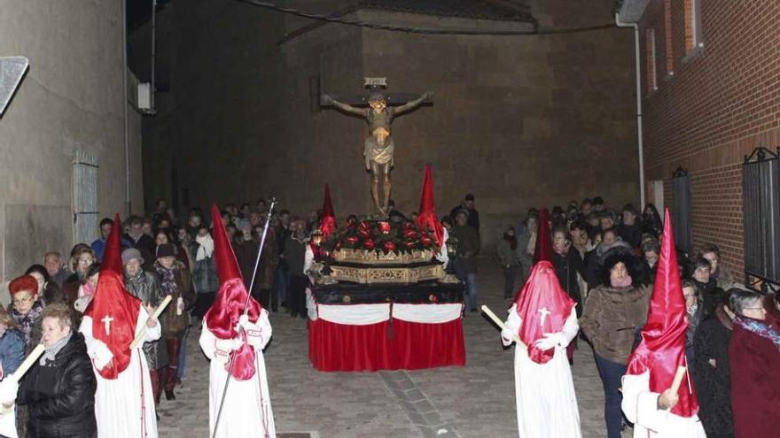 El Cristo de la Agonía en el recorrido por las calles de Fuentesaúco.