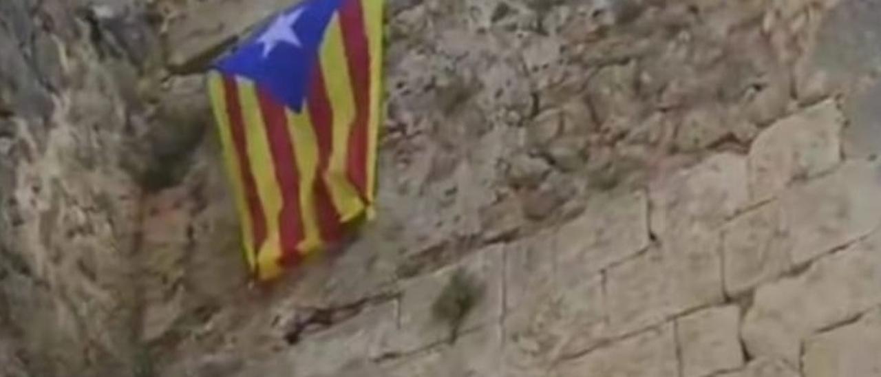 Imagen de la bandera independentista, que ya ha sido retirada del castillo.