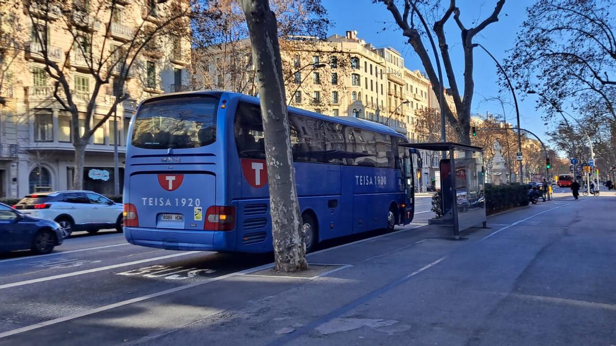 Un autobús de TEISA davant la parada de l’avinguda Gran Via de les Corts Catalanes de Barcelona.